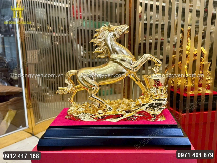 To&agrave;n bộ bề mặt bức tượng ngựa được d&aacute;t v&agrave;ng 24K sang trọng